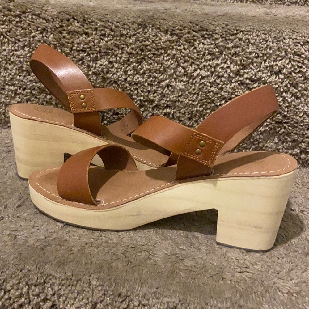 ✨SALE✨ Wood bottom block heel sandals brown urban 9